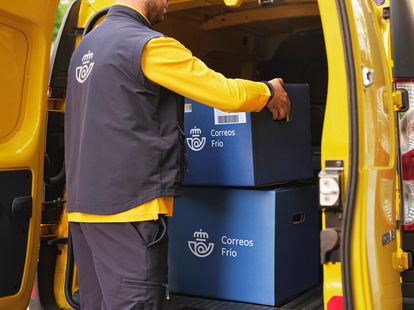 Las cajas isotérmicas de Correos Frío se trasladan posteriormente en un vehículo no refrigerado por toda la Península.