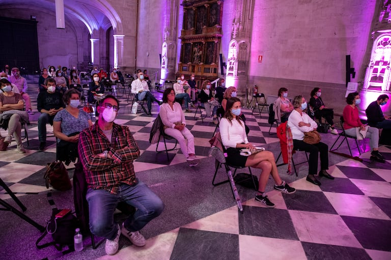 El aula magna de la IE durante la charla con el escritor francés Éric Vuillard, el pasado sábado.