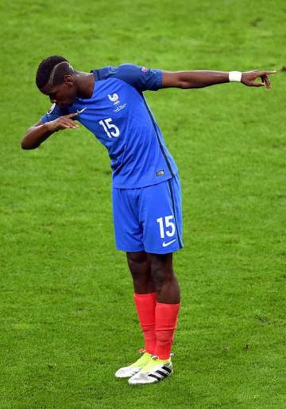 Pogba celebra su gol a Islandia.