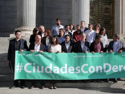 Representantes de los Ayuntamientos del Cambio tras la reunión con diputados de Unidos Podemos en el Congreso de los Diputados el pasado día 4 de octubre. Rita Maestre, tercera por la izquierda.