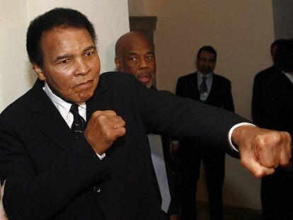 Muhammad Ali posando en enero para los fotógrafos en un hotel al margen del Foro Económico Mundial en Davos (Suiza).