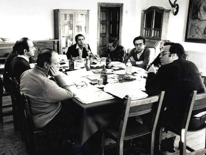 Reunión de los padres de la Constitución, entre ellos Manuel Fraga, Miquel Roca, Gregorio Peces Barba, Gabriel Cisneros, José Pedro Pérez Llorca, Miguel Herrero de Miñón, en el parador de Gredos en febrero de 1978.