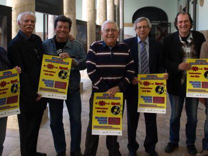 Participantes en las jornadas sobre el pop y rock valenciano de los 60, con Antonio Ariño y Enrique Ginés en el centro.