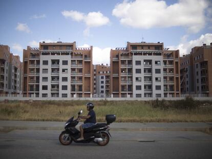 Edificios de viviendas de nueva construcción en la localidad de Camas, Sevilla / EL PAÍS