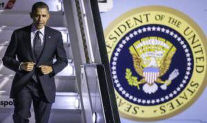 El presidente estadounidense, Barack Obama (c), llega a bordo del Air Force One ayer al aeropuerto de Bruselas (Bélgica).