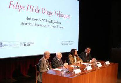 Miguel Zugaza, todavía director del Prado, a la derecha de la mesa.