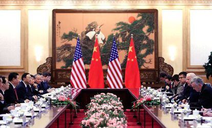 Joe Biden y Xi Jinping presiden un encuentro entre una delegaci&oacute;n china y otra de EEUU en Pek&iacute;n. 