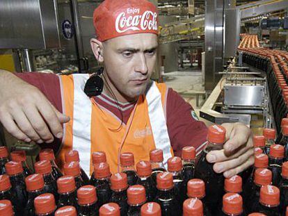 Planta de Coca-Cola, inmersa en una fusi&oacute;n entre sus embotelladoras europeas.