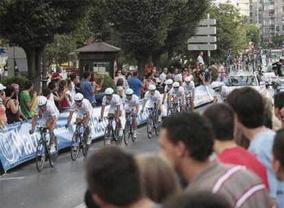 Comienzo de la Vuelta Ciclista a España, ayer por las calles de Granada.