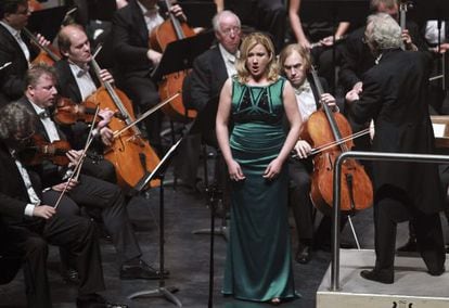 La mezzosoprano Ekaterina Gubanova, con la Orquesta Filarmónica de San Petersburgo.