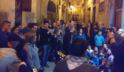 Cant al barri del Carme, a València, el passat dia 16 de març en una de les cantades organitzades en Falles per l'Associació Valenciana de Cant d'Estil i el Museu d'Etnologia.