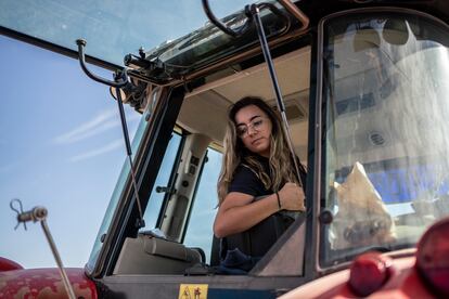 Cristina Monreal, conduciendo su tractor, este jueves, en Tomelloso (Ciudad Real).