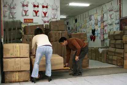Comercio mayorista de ropa procedente de China en el madrileño barrio de Lavapiés.