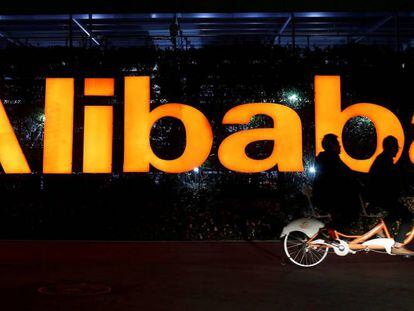Logotipo de Alibaba en su sede en Hangzhou.