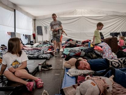 Refugiados ucranianos descansan en el campamento que se instaló en la alcaldía de Iztapalapa, en Ciudad de México, el 29 de abril de 2022.