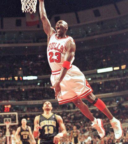 Jordan machaca delante de un jugador de Indiana en un duelo de 1998.