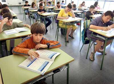 Alumnos del colegio Carlit, en Barcelona, realizan la prueba de Matemáticas, ayer.