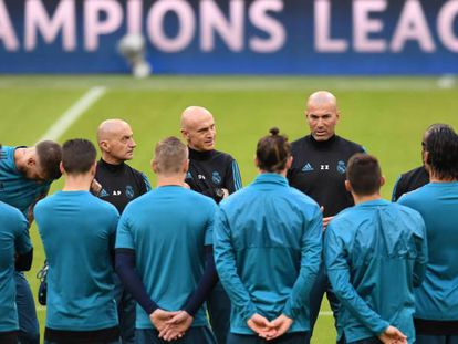 Zidane da una charla a sus jugadores antes del partido de ida de semifinales de la Champions contra el Bayern.