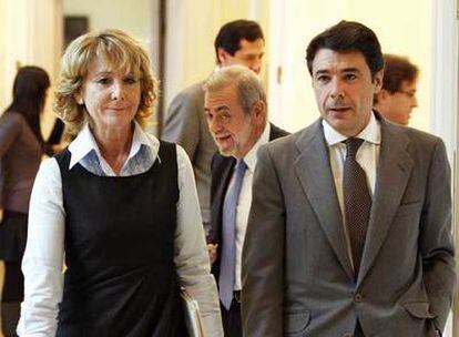 Aguirre y su vicepresidente, Ignacio González, con el consejero Antonio Beteta tras ellos.