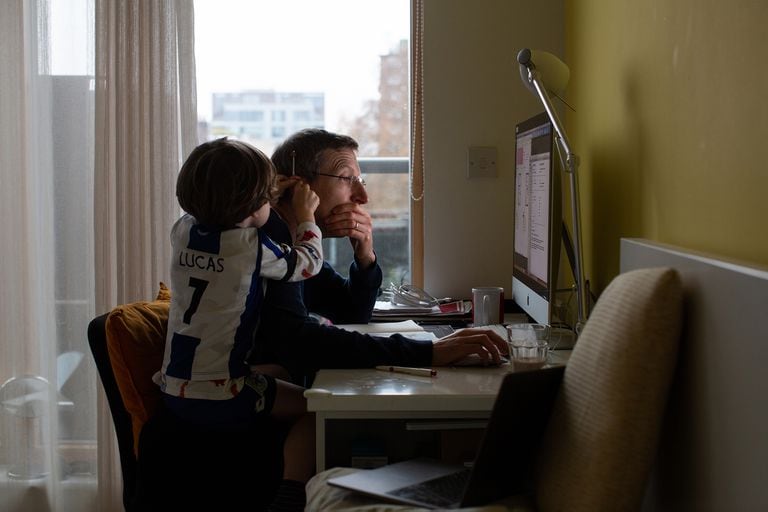 Un padre trabaja desde casa con su hijo en Londres.