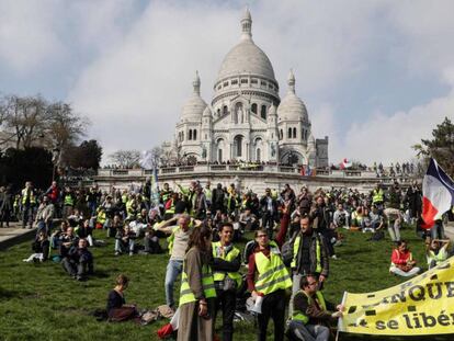 Chalecos amarillos ante la basílica del Sagrado Corazón de Montmartre, París.