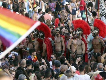 Participantes en el Orgullo 2015 desfilan vestidos de romanos.