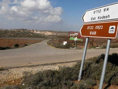 Una señal indica el acceso a un alojamiento turístico de Airbnb en Cisjordania.