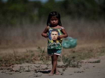 Una niña indígena guajajara fotografiada en las tierras indígenas de Arariboia, en el estado brasileño de Maranhao, el 10 de septiembre de 2019.