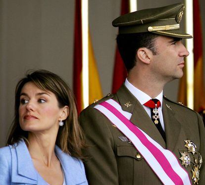 La Princesa Letizia y el Príncipe Felipe en la celebración del Día de las Fuerzas Armadas el 29 de mayo de 2005.