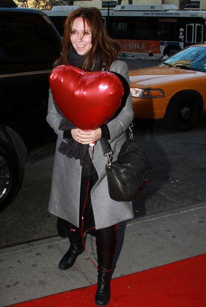 Jennifer Love Hewitt con un globo en forma de corazón en Nueva York en el día de San Valentín.