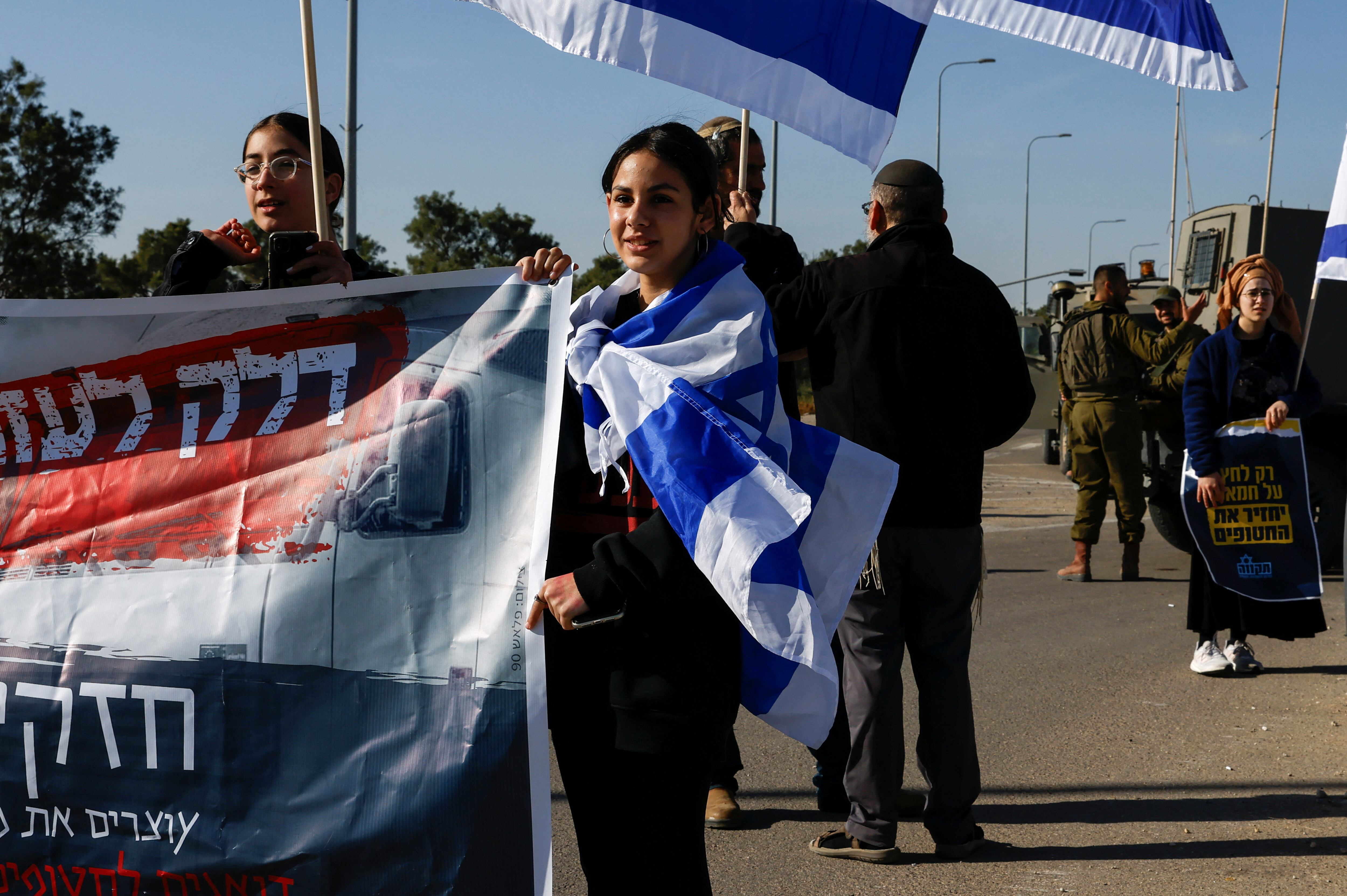 Varios israelíes, este miércoles en el cruce fronterizo de Kerem Shalom, que une Gaza con Israel, en protesta por la ayuda de entrada en el enclave.