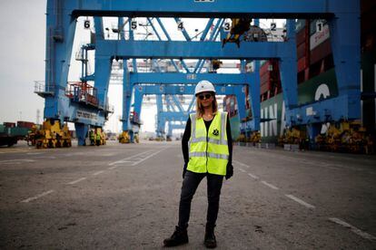 Liz Azoulay, de 26 años, carga y descarga mercancías en el puerto de Ashdod, al sur de Israel. "En la mayor parte de mi vida profesional no me he enfrentado a ninguna desigualdad. En el puerto de Ashdod somos iguales en los muelles. Soy la primera mujer que comenzó a trabajar como estibadora en el puerto".