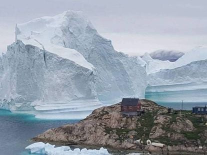 Vista general de un iceberg situado al lado de la aldea de Innaarsuit en Groenlandia el 12 de julio de 2018. En vídeo, el iceberg que amenaza la isla de Innaarsuit. En vídeo, un iceberg amenaza la isla de Innaarsuit