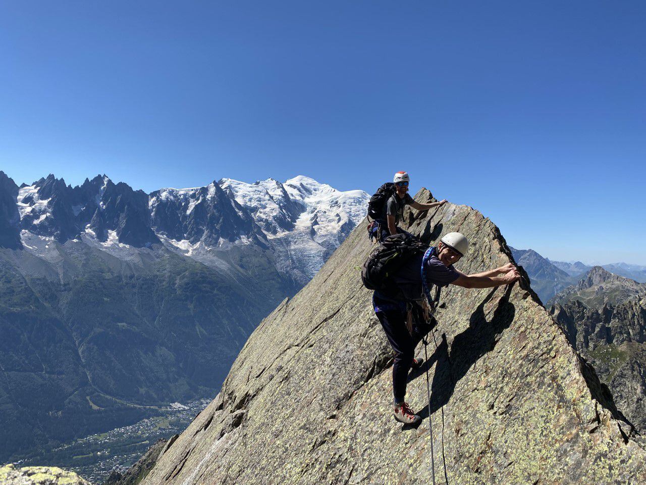 Dos escaladores con el Mont Blanc de fondo.