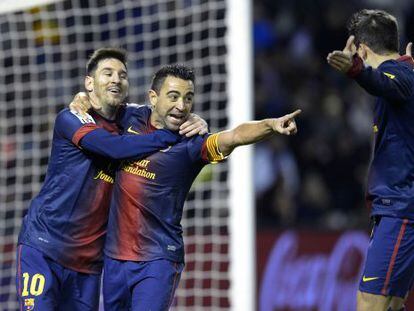 Messi s'abraça a Xavi en la celebració d'un gol el 2012.