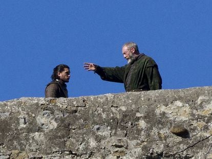 Kit Harington (Jon Nieve) y Liam Cunningham (Lord Davos), durante el rodaje de &#039;Juego de tronos&#039; en San Juan de Gaztelugatxe.