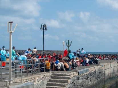 Decenas de inmigrantes son atendidos en el muelle tras llegar a Órzola (Lanzarote), este domingo.