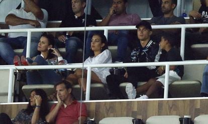Cristiano Ronaldo y Georgina Rodriguez con Cristiano Ronaldo Jr durante la Supercopa de España en el Bernabéu, en Madrid.