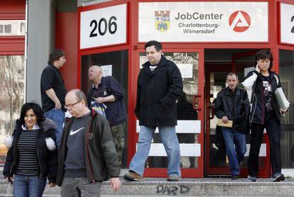 Desempleados salen de una oficina de empleo en Berl&iacute;n.