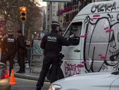 Control de acceso a La Rambla tras la alerta antiterrorista. En vídeo, alerta terrorista en Barcelona.