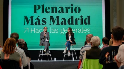 Mónica García y Rita Maestre, durante un plenario de Más Madrid en el Espacio Rastro en Madrid.