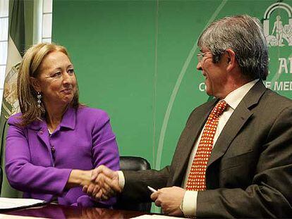 Fuensanta Coves y José María Bueno Lidón se estrechan la mano tras un convenio firmado ayer.