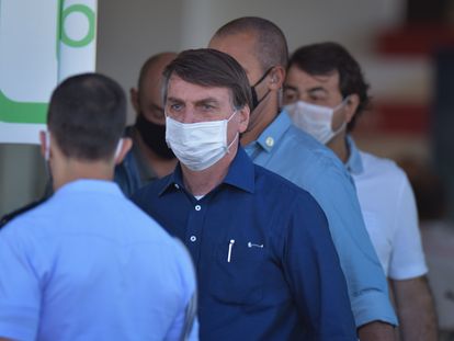 El presidente de Brasil, Jair Bolsonaro, este sábado en una tienda de motocicletas, en Brasilia.