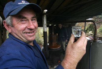 Momir Maric es un campesino serbio que fabrica en su alambique, rakia, una especie de aguardiente, y vive a orillas del río Drina, cerca de Foca. En esta zona, la mitad de la población era musulmana. Todos huyeron. No han vuelto, su casa estaba antes de la guerra en lo que hoy es territorio croata-musulmán.