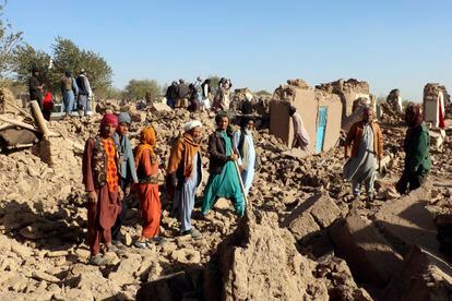 Un grupo de afganos, en medio de casas destruidas por el terremoto en el distrito de Zindah Jan, en la provincia de Herat, este domingo.