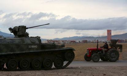 Un tanque vigila el penal del Altiplano, donde se encuentra 'El Chapo.