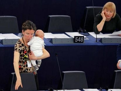 La diputada Anneliese Dodds, de Reino Unido, carga a su bebe mientras vota en la sesión del Parlamento Europeo en Estrasburgo (Francia, 14 de abril de 2016)