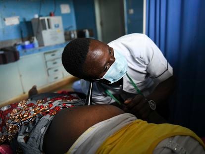 Un doctor escucha el latido de un bebé en un centro de salud en Chiradzulu, al sur de Malawi.