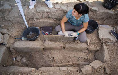Una arqueóloga desentierra una nueva tumba abierta el pasado martes.