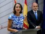 La ministra de Industria, Comercio y Turismo, Reyes Maroto, durante la rueda de prensa ofrecida hoy en Ibiza en la que ha estado acompañada por la presidenta del Govern, Francina Armengol, y el presidente del Consell de Ibiza, Vicent Marí. EFE/ Sergio G. Canizares